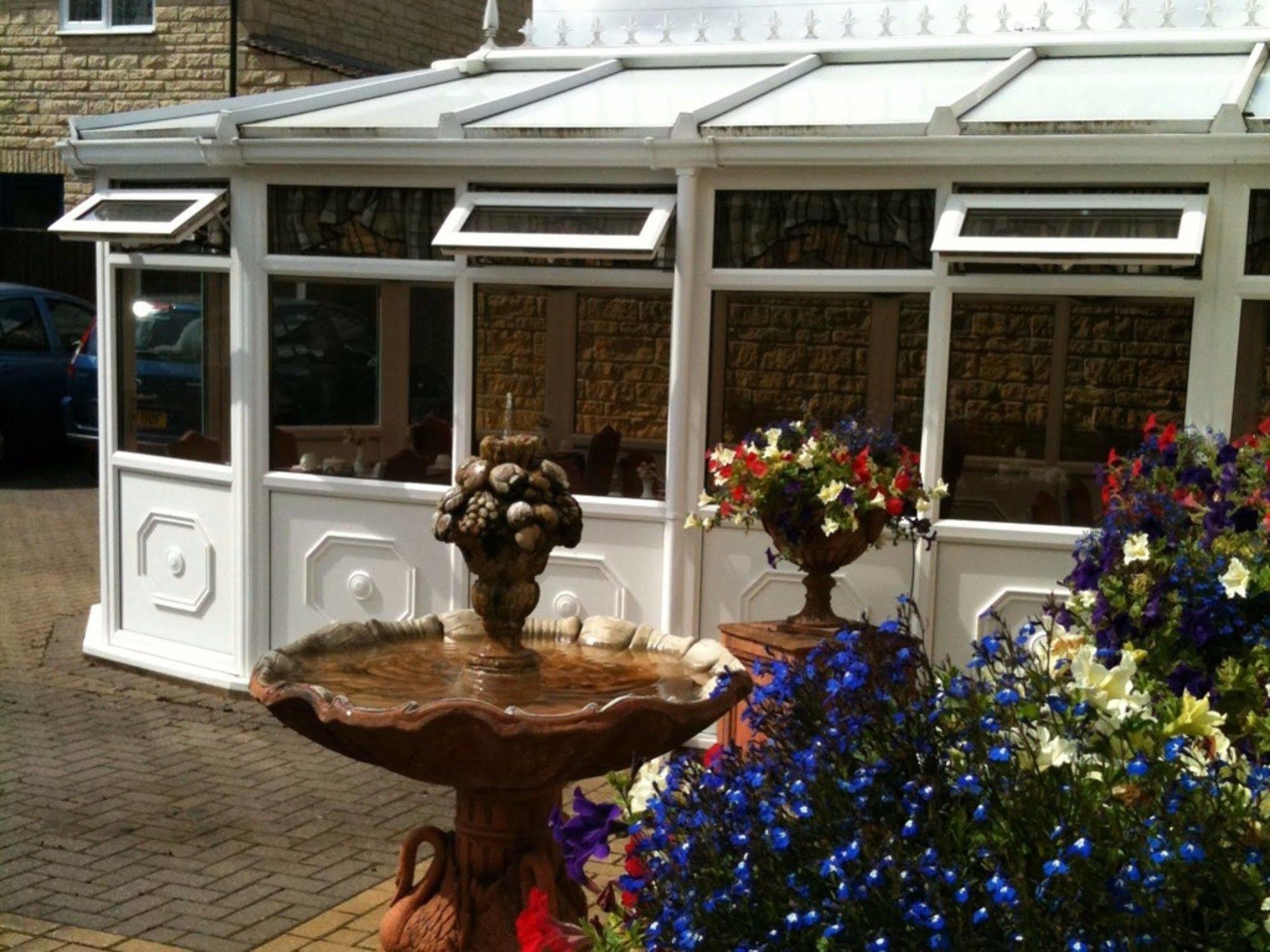 Broadlands Hotel Bourton-on-the-Water Exterior photo